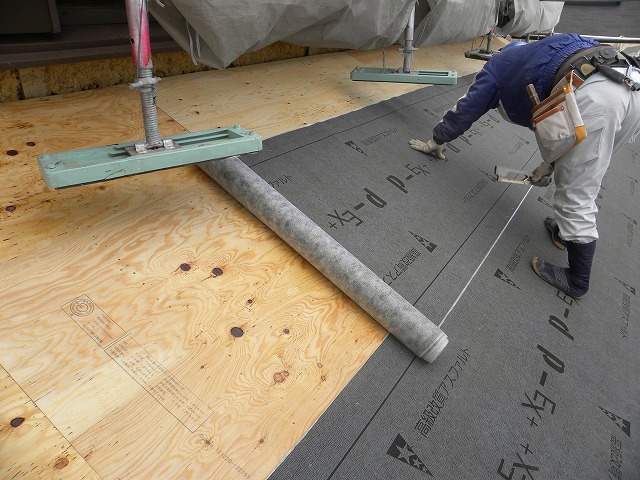 防水シートを施工中